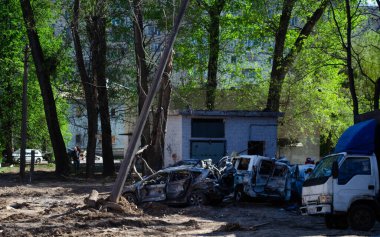 24 Nisan 2025 'te Kyiv' in Sviatoshynskyi ilçesine yapılan Rus füze bombardımanı sonucu imha edilen yolcu vagonları