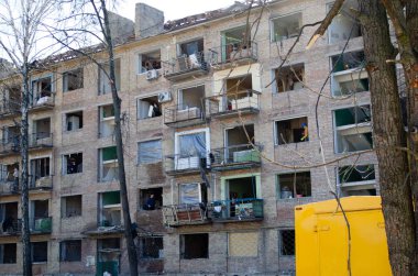 24 Nisan 2025 'te Kyiv' de Rus füze ateşiyle yıkılan penceresiz bir ev, Kyiv 'in 04 / 24 / 2025' te bombalanmasının sonuçları.