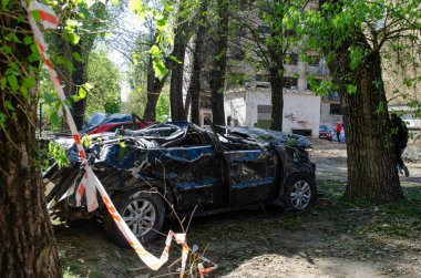 Yıkılmış araba, Kyiv 'in bombalanmasının sonuçları 04 / 24 / 2025