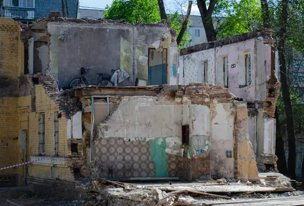 24 Nisan 2025 'te Rus füze saldırısında hasar gören Kyiv' in Sviatoshynskyi ilçesindeki bir iskan binasının kalıntıları.