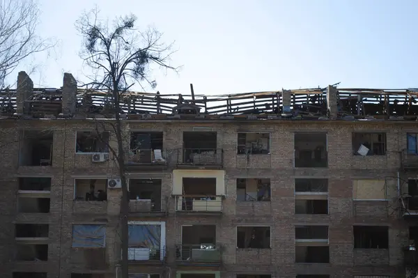 24 Nisan 2025 'te Kyiv' in Sviatoshynskyi ilçesine yapılan Rus füze bombardımanı sonucu yıkılan penceresiz ve yıkık çatılı bir ev.