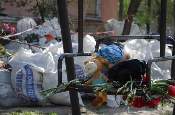 24 Nisan 2025 'te Kyiv' in Sviatoshynskyi ilçesine yapılan Rus füze saldırısı sonucu ölenlerin adresine getirilen oyuncaklar
