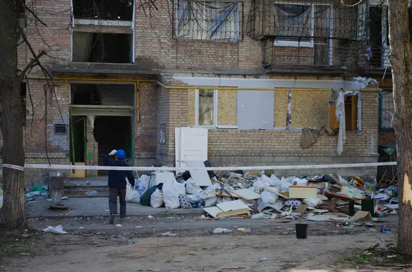 24 Nisan 2025 'te Kyiv' in Sviatoshynskyi ilçesine yapılan bir Rus füze saldırısında hasar gören evdeki molozların temizlenmesine insanlar yardım ediyor..