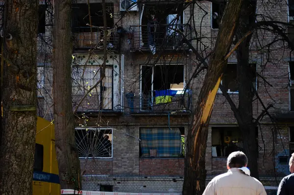 Ukrayna bayrağı, 24 Nisan 2025 'te Kyiv' in Sviatoshynskyi ilçesinde Rus roketinin yol açtığı yangından zarar gören bir evin penceresinde.
