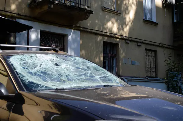 24 Nisan 2025 'te Kyiv' in Sviatoshynskyi ilçesine yapılan Rus füze bombardımanı sonucu imha edilen yolcu vagonu