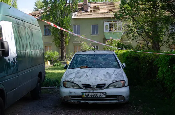 Yıkılmış araba, Kyiv 'in bombalanmasının sonuçları 04 / 24 / 2025