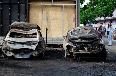 Obolonskiy Bölgesi, Kyiv, Ukrayna - 4 Mayıs 2025 - 4 Mayıs 2025 'te insansız hava aracı saldırısı sonucu araçlar yandı, araçlar tahrip edildi, hasar gördü