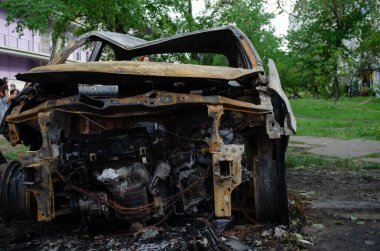 Obolonskiy Bölgesi, Kyiv, Ukrayna - 4 Mayıs 2025 - 4 Mayıs 2025 'te insansız hava aracı saldırısı sonucu araçlar yandı, araçlar tahrip edildi, hasar gördü