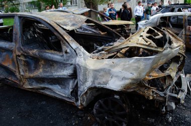 Obolonskiy Bölgesi, Kyiv, Ukrayna - 4 Mayıs 2025 - 4 Mayıs 2025 'te insansız hava aracı saldırısı sonucu araçlar yandı, araçlar tahrip edildi, hasar gördü