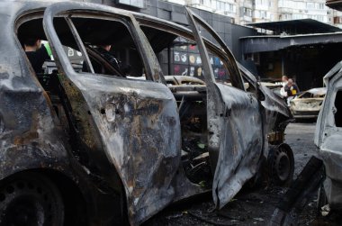 Obolonskiy Bölgesi, Kyiv, Ukrayna - 4 Mayıs 2025 - 4 Mayıs 2025 'te insansız hava aracı saldırısı sonucu araçlar yandı, araçlar tahrip edildi, hasar gördü