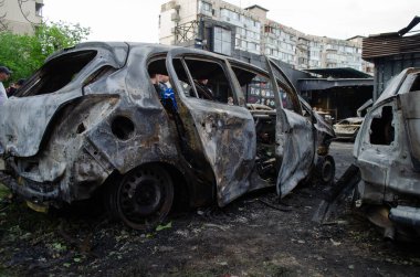 Obolonskiy Bölgesi, Kyiv, Ukrayna - 4 Mayıs 2025 - 4 Mayıs 2025 'te insansız hava aracı saldırısı sonucu araçlar yandı, araçlar tahrip edildi, hasar gördü