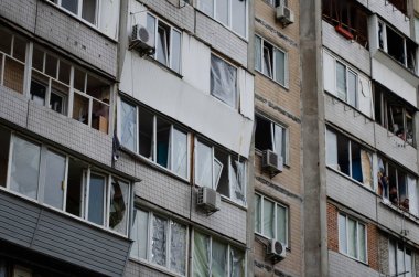Obolonskiy Bölgesi, Kyiv, Ukrayna - 4 Mayıs 2025 - Kyiv 'in Obolon ilçesinde insansız hava aracı saldırısı sonucu hasar gören bir yerleşim yeri