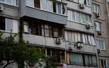 Obolonskiy Bölgesi, Kyiv, Ukrayna - 4 Mayıs 2025 - Kyiv 'in Obolon ilçesinde insansız hava aracı saldırısı sonucu hasar gören bir yerleşim yeri