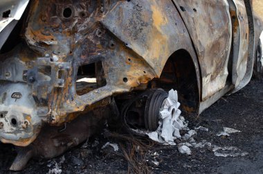 Obolonskiy Bölgesi, Kyiv, Ukrayna - 4 Mayıs 2025 - 4 Mayıs 2025 'te insansız hava aracı saldırısı sonucu araçlar yandı, araçlar tahrip edildi, hasar gördü