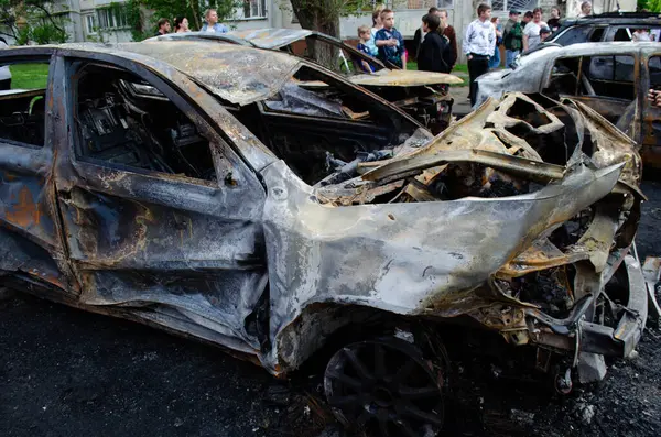 Obolonskiy Bölgesi, Kyiv, Ukrayna - 4 Mayıs 2025 - 4 Mayıs 2025 'te insansız hava aracı saldırısı sonucu araçlar yandı, araçlar tahrip edildi, hasar gördü