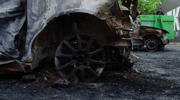 Obolonskiy Bölgesi, Kyiv, Ukrayna - 4 Mayıs 2025 - 4 Mayıs 2025 'te insansız hava aracı saldırısı sonucu araçlar yandı, araçlar tahrip edildi, hasar gördü