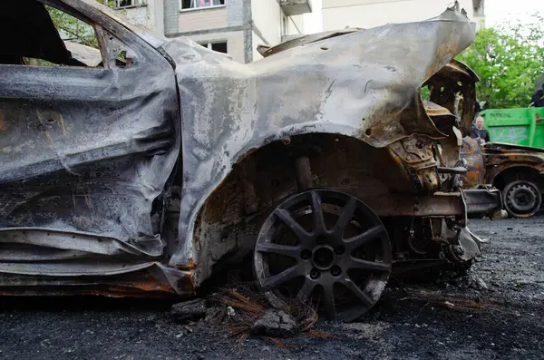 Obolonskiy Bölgesi, Kyiv, Ukrayna - 4 Mayıs 2025 - 4 Mayıs 2025 'te insansız hava aracı saldırısı sonucu araçlar yandı, araçlar tahrip edildi, hasar gördü