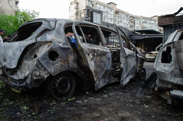 Obolonskiy Bölgesi, Kyiv, Ukrayna - 4 Mayıs 2025 - 4 Mayıs 2025 'te insansız hava aracı saldırısı sonucu araçlar yandı, araçlar tahrip edildi, hasar gördü