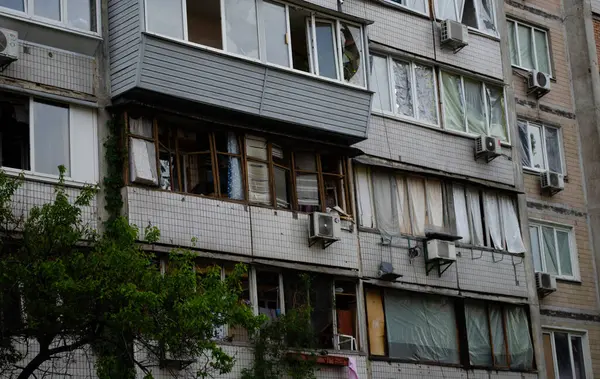 Obolonskiy Bölgesi, Kyiv, Ukrayna - 4 Mayıs 2025 - Kyiv 'in Obolon ilçesinde insansız hava aracı saldırısı sonucu hasar gören bir yerleşim yeri