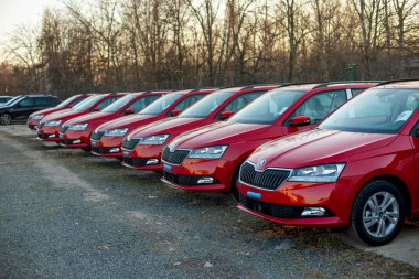 PRAG, CZECHIA 9 Mart 2022: 8 yeni kırmızı koda Fabia III Combi arabası açık hava park alanında müşteri bekliyor son satış öncesi hazırlık, alacakaranlık lojistik ekipmanı, görünür lojistik ekipman