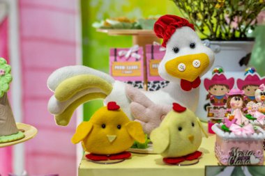 bonecos enfeitando mesinha de aniversario