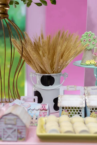 Personalisierte Vase Mit Weizen Dekoriert Kindergeburtstag Tisch — Stockfoto