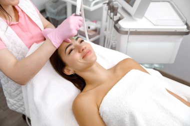 Yüz yenileme, cilt canlandırma, kozmetik prosedür, güzellik tedavisi, yüz bakımı, güzellik iyileştirme prosedürü.