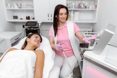 Kozmetoloji servisi, yüz bakımı, gençleştirme tedavisi, kozmetoloji danışmanları, Blackhead temizleme dermatolojik hizmetleri