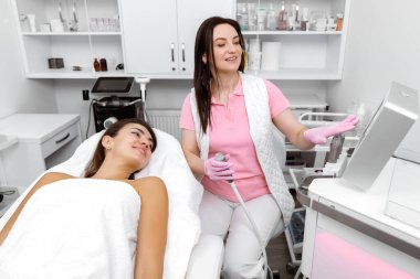 Kozmetik uzmanı, estetik tedavi, gençleştirme tedavisi, kozmetoloji servisi, Blackhead 'in dermatolojik hizmetleri kaldırmasını tavsiye ediyor.