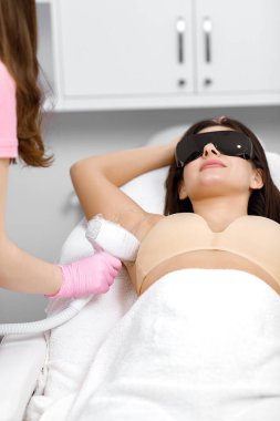 Güzellik salgını, kozmetik lazeri, saç aldırma. Kozmetik Güzellik Kliniği 'nde tedavi. Koltuk altına jöle sürüyorum, pürüzsüz ve tüysüz bir cilt. Kılsız cilt