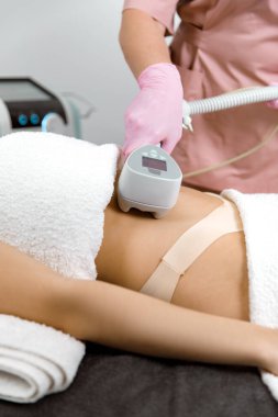 Bel düzeltme, vücut gerdirme, yağ azaltma, tedavi yenileme, vücut bakımı, kozmetik makine prosedürü, aparat terapisi, karın kaldırma, donanım kozmetolojisi, ultrasonik boşluklar, düzeltme figürü.