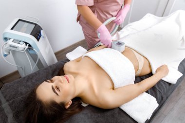 Bel düzeltme, vücut gerdirme, yağ azaltma, tedavi yenileme, vücut bakımı, kozmetik makine prosedürü, aparat terapisi, karın kaldırma, donanım kozmetolojisi, ultrasonik boşluklar, düzeltme figürü.