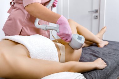 Donanım kozmetolojisi, kalça hatları, vücut şekli, kaplıca, kozmetik vücut şekli, ultrasonik kavitasyon, teknolojik güzellik prosedürü.