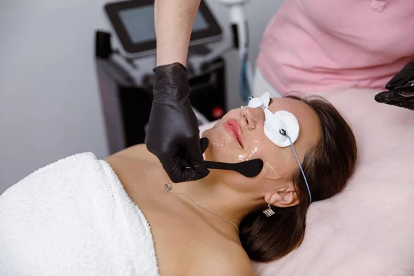 Ansiktsvård Kosmetisk Ansiktsbehandling Föryngringsprocedur Läkare Kosmetolog Applicerar Mask Kvinnor Ansikte — Stockfoto