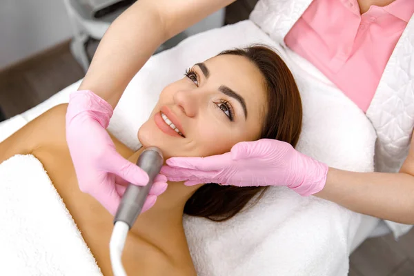 Terapia Della Pelle Procedura Cosmetica Trattamento Viso Cosmetologo Sta Eseguendo — Foto Stock