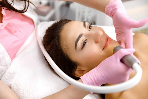 面部整容手术 面部治疗 美容师正在对一位年轻女性进行面部治疗 美容服务 皮肤科服务 — 图库照片