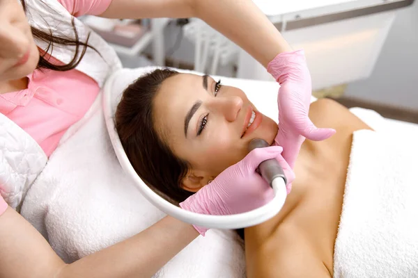 Kosmetyka Kosmetologia Zabieg Estetyczny Leczenie Twarzy Terapia Trądzikowa Odnowa Cery — Zdjęcie stockowe