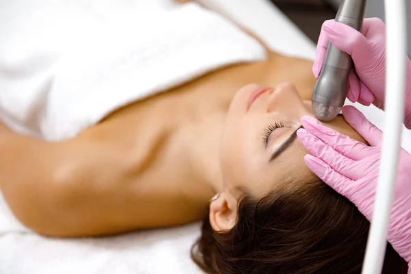 Cilt canlandırma, kozmetik prosedür, güzellik tedavisi, yüz bakımı, güzellik iyileştirme prosedürü, cilt yenileme tedavisi, zararsız tedavi, su yenileme.