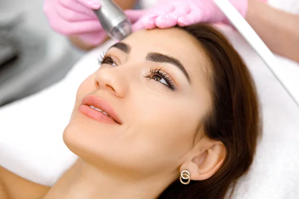 Leczenie Twarzy Odmładzanie Twarzy Peeling Dermatologiczny Kosmetyka Usługi Kosmetologiczne Zabieg — Zdjęcie stockowe
