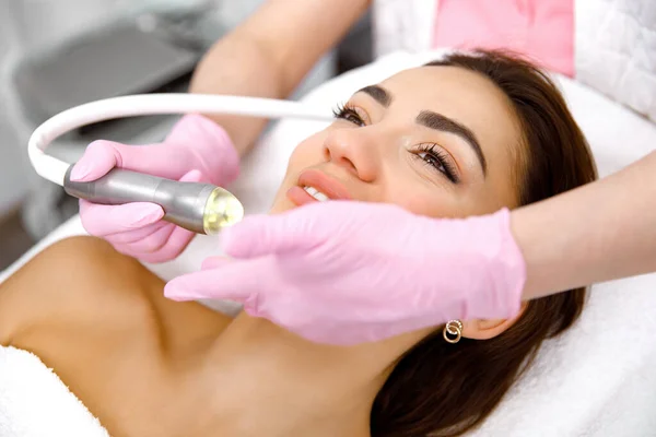 Trattamento Rifacimento Servizio Cosmetologia Trattamento Facciale Procedura Ringiovanimento Della Pelle — Foto Stock