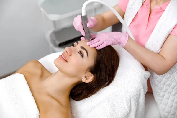 Trattamento Viso Buccia Dermatologica Regime Bellezza Servizio Cosmetologia Procedura Estetica — Foto Stock