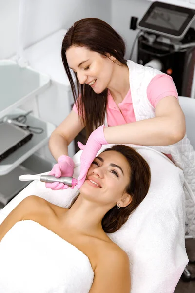 Huidverzorging Verjongende Gezichtsbehandelingen Schoonheidsbehandelingen Cosmetologie Service Vrouw Ondergaat Een Huidverzorgingsprocedure — Stockfoto