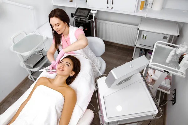 Cosmetologische Dienst Gezichtsbehandeling Esthetische Ingreep Acne Therapie Complexion Vernieuwing Dermatologische — Stockfoto