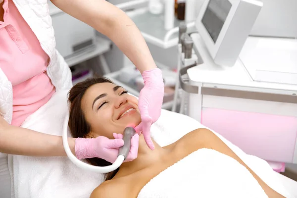 Leczenie Twarzy Hydromikrodermabrazja Terapia Skóry Usługi Kosmetologiczne Leczenie Twarzy Zabieg — Zdjęcie stockowe