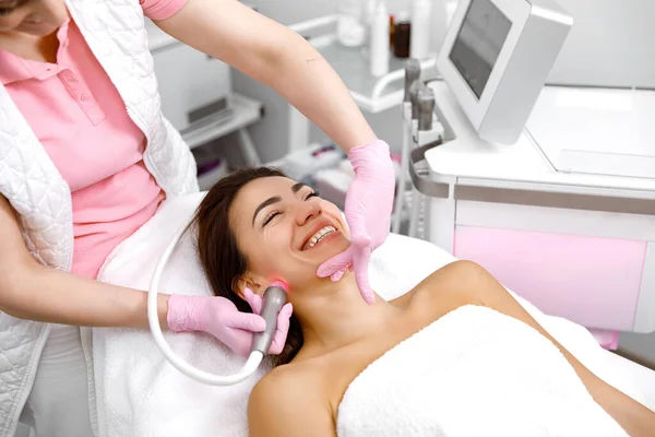 Leczenie Twarzy Hydrodermabrazja Usługi Kosmetologiczne Pielęgnacja Skóry Usługi Dermatologiczne Zabiegi — Zdjęcie stockowe