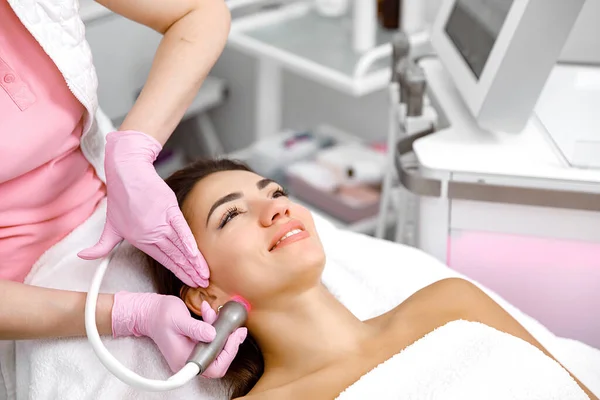 Usługi Kosmetologiczne Zabiegi Kosmetologiczne Terapia Skóry Leczenie Twarzy Kosmetolog Wykonuje — Zdjęcie stockowe