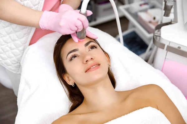 Hydro Dermabrasion Esthetic Procedure Skin Care Service Cosmetology Procedure Cosmetologist — Stock Photo, Image