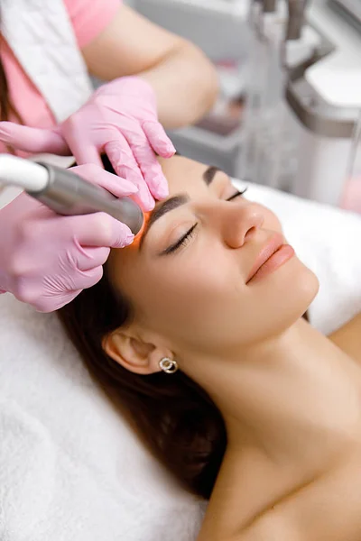 Leczenie Twarzy Zabieg Kosmetyczny Usługi Kosmetologiczne Zabieg Estetyczny Leczenie Odmładzające — Zdjęcie stockowe