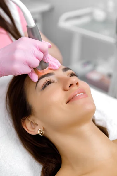 Usługi Kosmetologiczne Leczenie Twarzy Zabiegi Estetyczne Zabiegi Odmładzające Kosmetolog Wykonuje — Zdjęcie stockowe