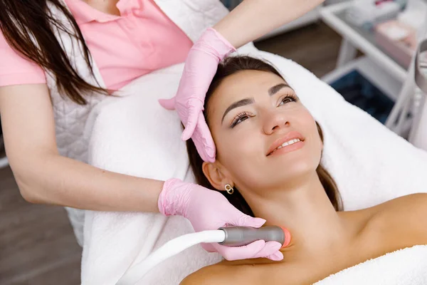 Procedimentos Cosméticos Tratamento Estético Serviço Cuidados Com Pele Cosmetologist Está — Fotografia de Stock